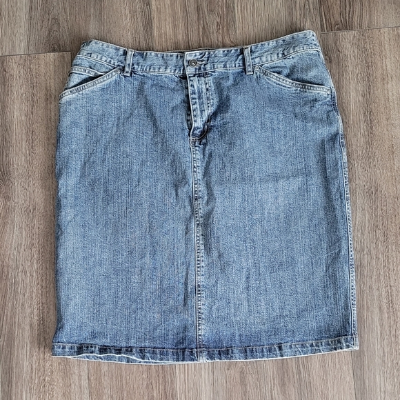 3/$30 🌟 Contrast Jeans Denim Skirt - Picture 3 of 7